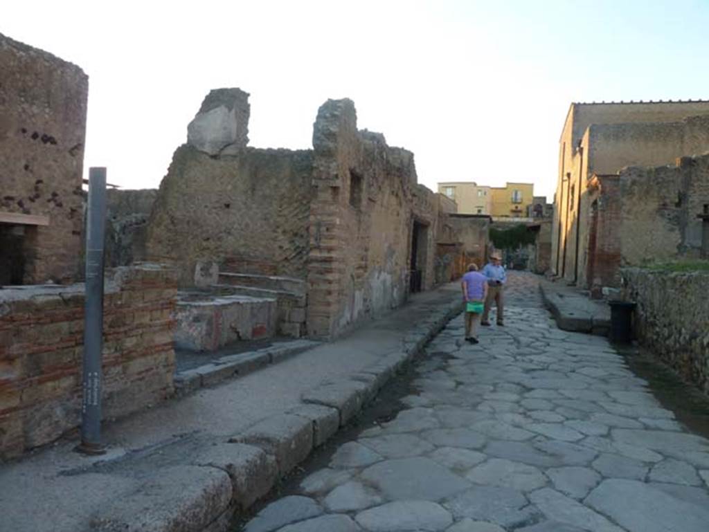 Ins. IV.15, Herculaneum, September 2015. Looking west along Decumanus Inferiore from junction with Cardo V. IV.15 is on the left, and V.34 is on the right.